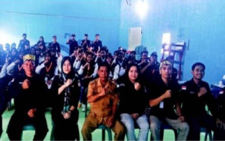Camat Bataguh Syuryadin saat bersama para PTPS saat pembukaan pelatihan bertempat di GOR Desa Pulau Mambulau, Selasa, 6 Februari 2024. (FOTO: IST)