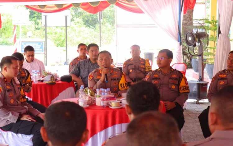 Kapolres Kobar AKBP Yusfandi Usman saat melaksanakan kunker dan tatap muka di Polsek Kumai. (Foto : Polres Kobar)