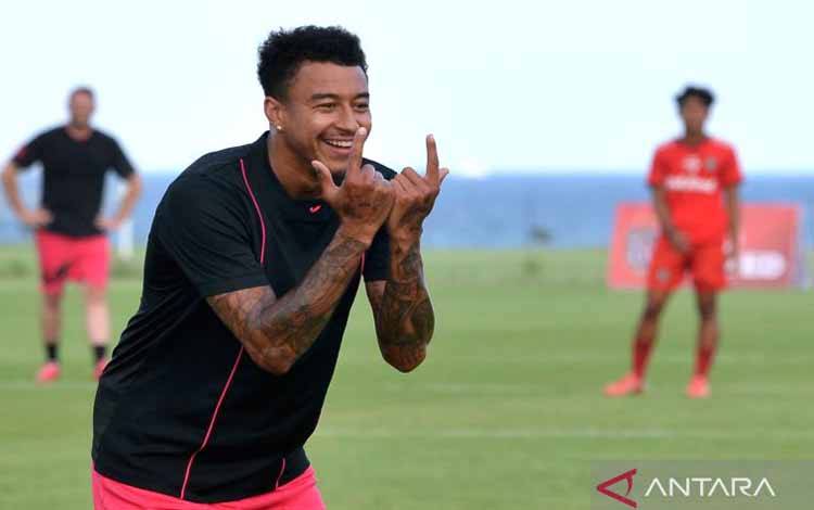 Pesepak bola Inggris Jesse Lingard berselebrasi saat bermain bola dengan pemain Bali United Youth di Training Center (TC) Bali United, Gianyar, Bali, Senin (12/6/2023). Pada kunjungannya, mantan pemain Manchester United dan Nottingham Forest tersebut melihat langsung fasilitas-fasilitas di pusat pelatihan yang dimiliki Bali United serta berbagi pengalaman dan motivasi kepada para pemain muda di Bali. ANTARA FOTO/Fikri Yusuf/hp.