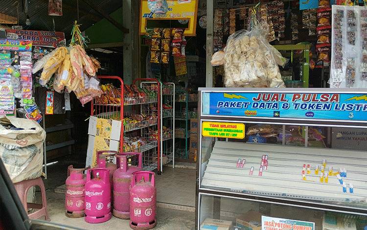 Toko sembako yang menyediakan tabung gas elpiji di Kota Palangka Raya.(FOTO: TESTI PRISCILLA)