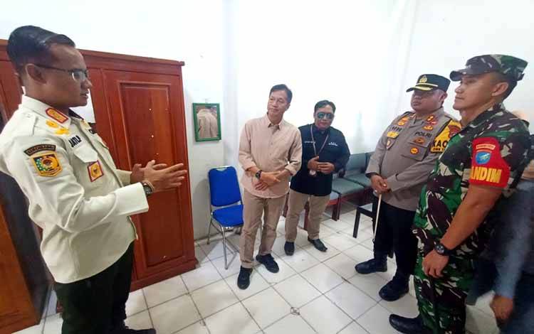 Pj Bupati Barito Utara, Muhlis didampingi Dandim 1013 Muara Teweh, Letkol Inf Agussalim Tuo dan Kapolres AKBP Gede Eka Yudharma serta Asisten Sekda dan pejabat lainnya saat mengunjungi PPK Teweh Tengah, Kamis 8 Februari 2024 kemarin.(foto: Dhani)