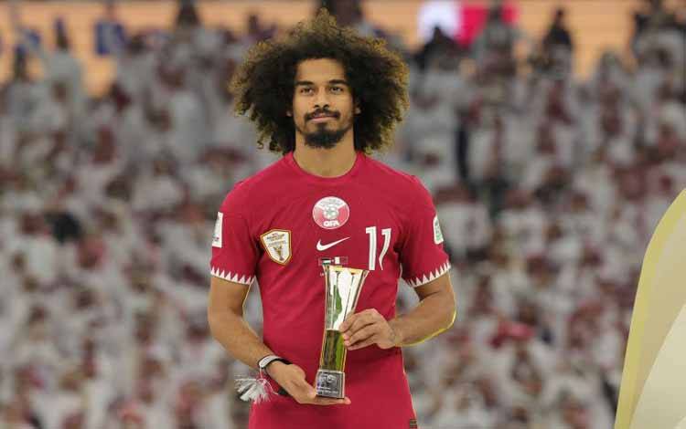 Penyerang Qatar Akram Afif mendapatkan trofi Top Goal Scorer Award saat serenoni juara usai final Piala Asia 2023 antara Yordania dan Qatar di Stadion Lusail di Lusail, utara Doha, Qatar, pada 10 Februari 2024. (AFP/GIUSEPPE CACACE)