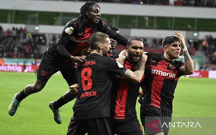 Foto arsip - Bek Bayer Leverkusen asal Jerman #04 Jonathan Tah (kedua kanan) merayakan gol kemenangan 3-2 bersama rekan satu timnya pada pertandingan sepak bola perempat final Piala Jerman (DFB Pokal) antara Bayer 04 Leverkusen dan VfB Stuttgart di Leverkusen, Jerman bagian barat, Selasa (6/2/2024). ANTARA/AFP/Roberto Pfeil/am.