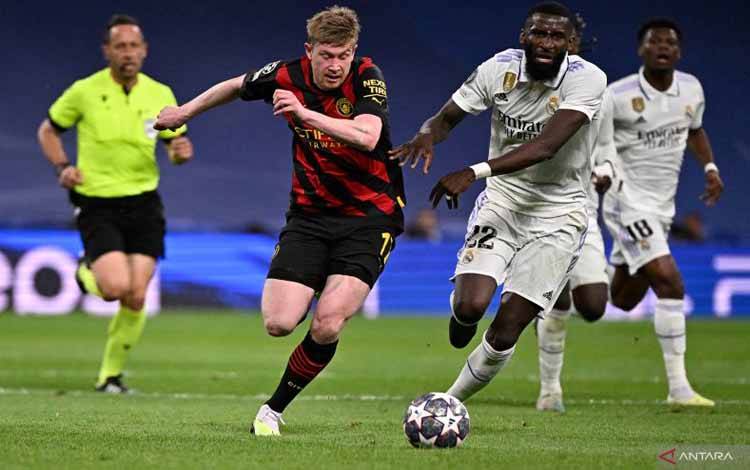 Gelandang Manchester City Kevin De Bruyne (kiri) berduel dengan bek Real Madrid Antonio Rudiger dalam pertandingans semifinal Liga Champions di Santiago Bernabeu di Madrid pada 9 Mei 2023. (Photo by JAVIER SORIANO / AFP) (AFP/JAVIER SORIANO)