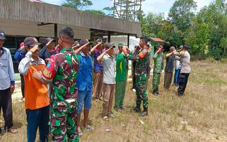 Personel Koramil Selat saat berikan pelatihan kepada anggota Linmas, bertempat di kantor Desa Terusan Baguntan Raya, Kecamatan Bataguh. (FOTO: IST)