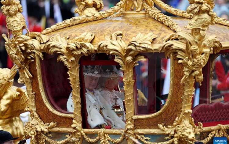 Arsip foto - Raja Inggris Charles III dan Ratu Camilla kembali ke Istana Buckingham setelah menjalani upacara penobatan di Westminster Abbey di London, Inggris, 6 Mei 2023. Xinhua/Li Ying ((Xinhua/Li Ying))
