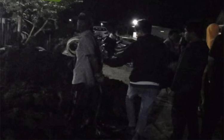 Warga saat mengamankan pelaku begal payudara di Jalan Ir. H Juanda, Kecamatan MB Ketapang, Kabupaten Kotim. (FOTO: IST)