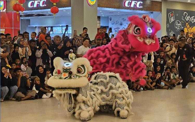 Warga antusias menyaksikan tarian barongsai di Citimall Sampit. (FOTO: IST)