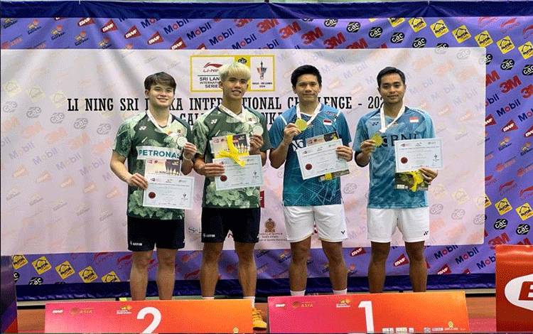 Pebulu tangkis ganda putra Indonesia Rahmat Hidayat(kanan) dan Yeremia Erich Yoche Yacob Rambitan (dua dari kanan) saat memperoleh medali emas dalam gelaran Sri Lanka International Challenge 2024 yang berlangsung di District Sport Complex, Galle, Sri Langka, Minggu (11/02/2024). (ANTARA/HO-PBSI)