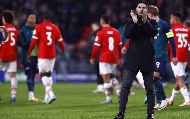 Pelatih Arsenal Mikel Arteta menyapa para suporter. ANTARA/AFP/Kenzo Tribouillard/aa.