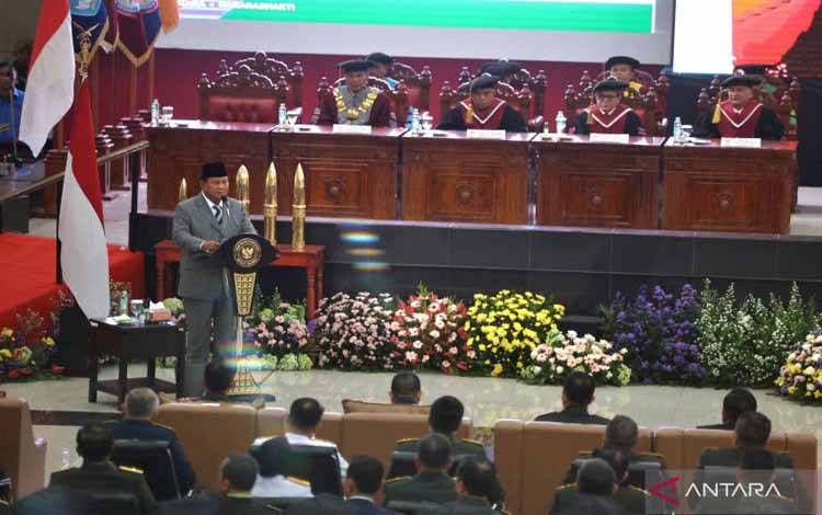 Menteri Pertahanan RI Prabowo Subianto memberikan arahan dan pesan-pesan kepada para wisudawan saat acara wisuda program sarjana, magister, dan doktor Universitas Pertahanan di Kampus Unhan Sentul, Kabupaten Bogor, Jawa Barat, Senin (12/2/2024). ANTARA/HO-Tim Media Prabowo Subianto.