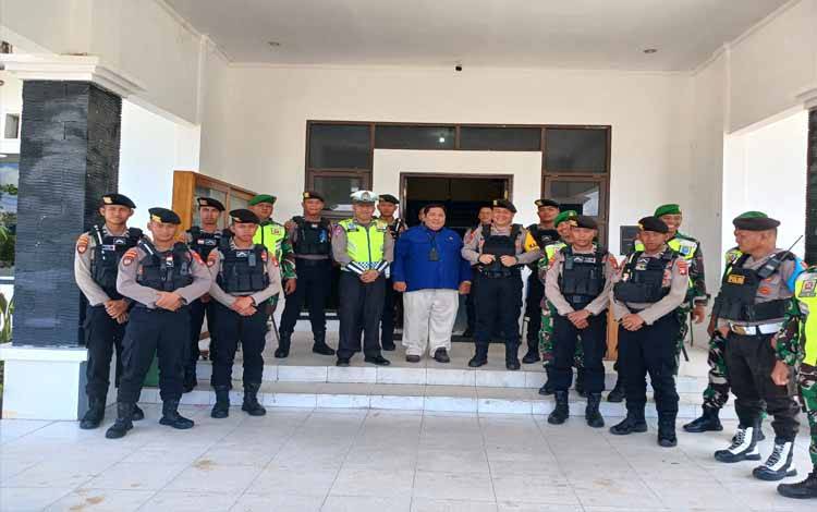 Kasat Sabhara Polres Katingan Iptu Bahrul Ilmi foto bersama tim gabungan serta pihak KPU Katingan