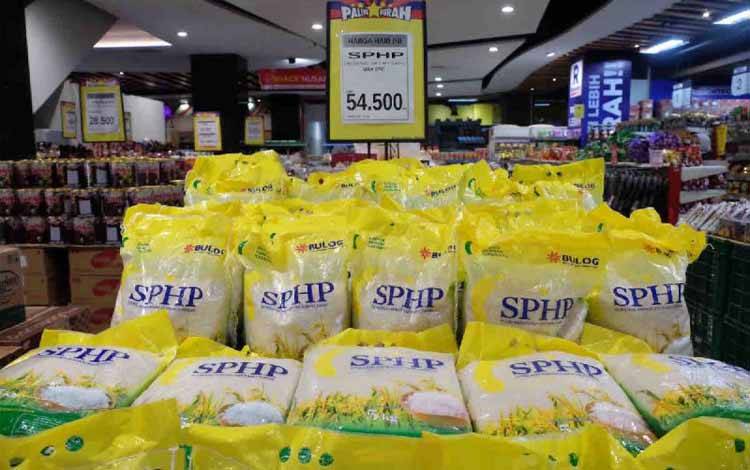 Beras program stabilisasi pasokan dan harga pangan (SPHP) kemasan 5 kilogram. ANTARA/HO-Humas Bulog