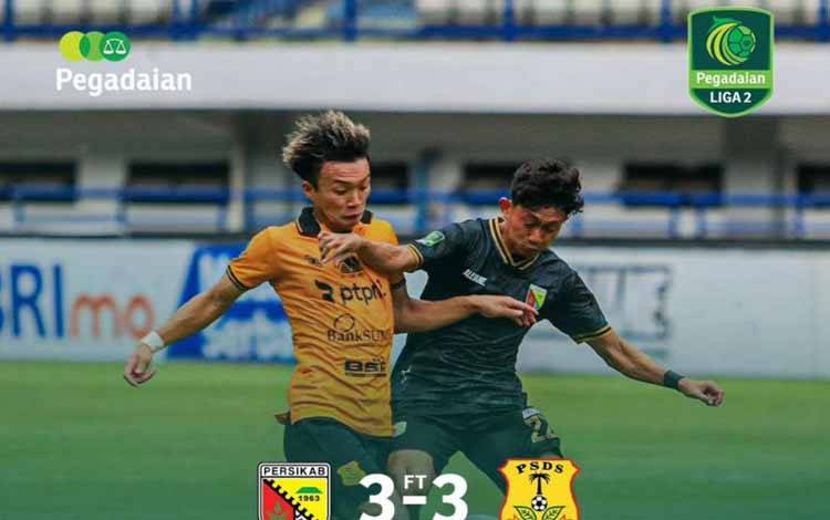 Dua pemain merebut bola dalam laga Persikab Kabupaten Bandung Vs PSDS Deli Serdang pada kompetisi Pegadaian Liga 2. (ANTARA/HO - Akun Instagram: liga2match)