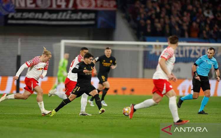 Penyerang Real Madrid Brahim Diaz (tengah) menggiring bola dengan dikawal gelandang RB Leipzig Xaver Schlager (kiri) dan bek Benjamin Henrichs (kanan) pada pertandingan leg pertama 16 besar Liga Champions di Leipzig, Selasa (13/2/2024). (ANTARA/AFP/ODD ANDERSEN)