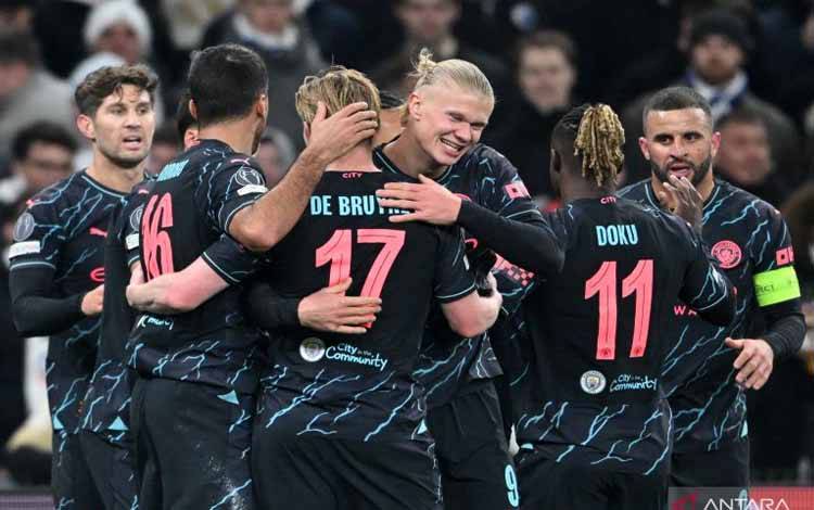 Para pemain Manchester City merayakan gol yang tercipta ke gawang Copenhagen pada pertandingan leg pertama 16 besar Liga Champions di Stadion Parken, Copenhagen, Selasa (13/2/2024). (ANTARA/AFP/JONATHAN NACKSTRAND)