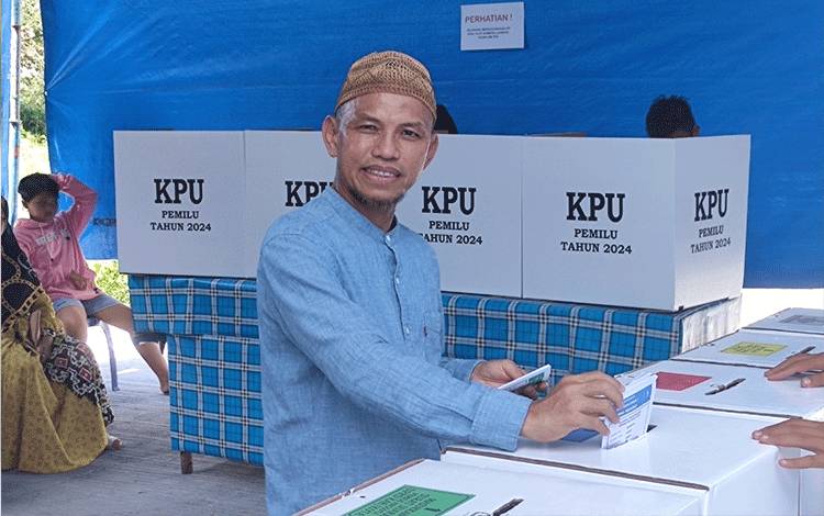 Ketua DPD Gerindra Kalteng Iwan Kurniawan saat menggunakan hak pilihnya di di TPS Jalan Kapur Naga II Kelurahan Panarung, Kecamatan Pahandut, Rabu, 14 Februari 2024. (FOTO: HERMAWAN)