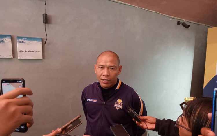 Asisten pelatih timnas Indonesia Nova Arianto menjawab pertanyaan pewarta di Jakarta, Kamis (19/10/2023). (ANTARA/RAUF ADIPATI)