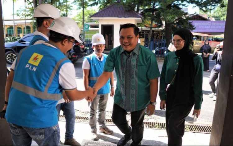 General Manager PLN UID Kalselteng Muhammad Joharifin beserta Senior Manager Distribusi Sugeng Hidayat dan Senior Manager Keuangan, Komunikasi dan Umum Sigit Fanani bertemu Wali Kota Banjarbaru Muhammad Aditya Mufti Ariffin, di TPS 10 Banjarbaru, Kalsel, Rabu (14/2/2024). ANTARA/HO-PLN UID Kalselteng
