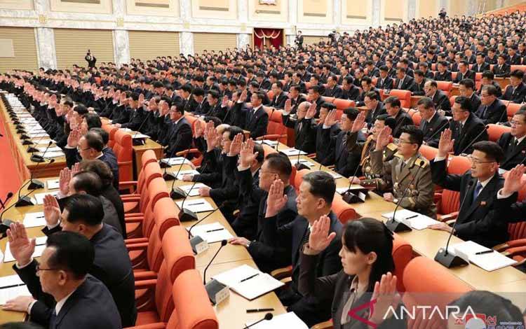 Kim Yo Jong (baris kedua, paling kanan, adik pemimpin Korea Utara Kim Jong Un mengikuti rapat pleno Komite Pusat Partai Buruh Korea (WPK) di Pyongyang, Korut, (26/2/2023), dalam foto yang dirilis KCNA. ANTARA FOTO/KCNA/aww.