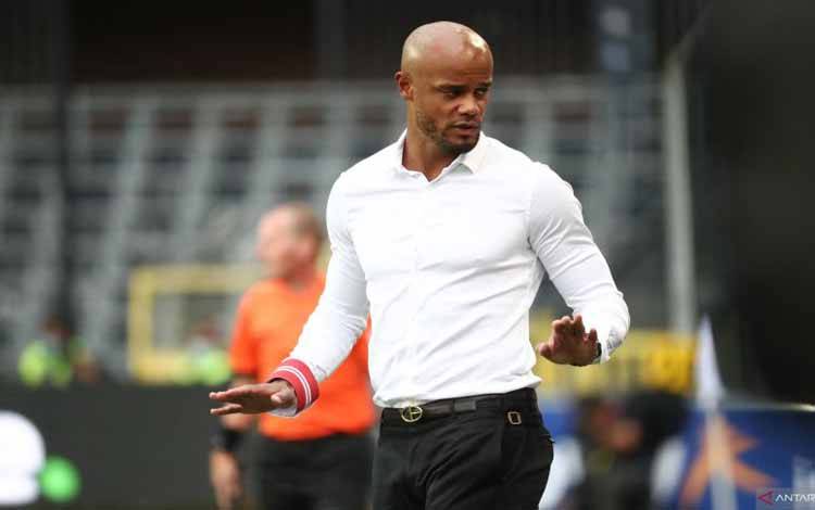 Pelatih Vincent Kompany. (AFP/VIRGINIE LEFOUR)