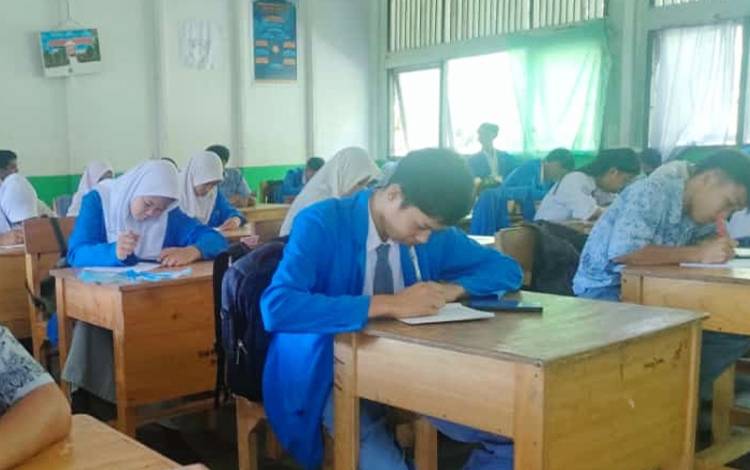 Pelajar SMA sedang mengikuti proses belajar mengajar di Kalteng. (FOTO: IST)
