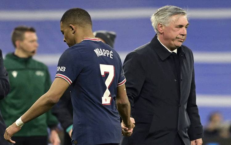 Pelatih Real Madrid Carlo Ancelotti berjabat tangan dengan striker Paris Saint-Germain (PSG) Kylian Mbappe. (AFP/JAVIER SORIANO)