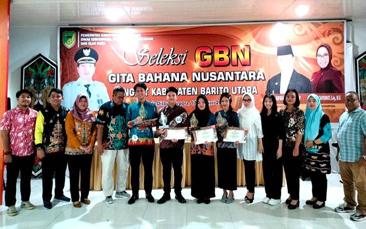 peserta GBN yang lolos seleksi tingkat Kabupaten Barito Utara foto bersama Kadis Budparopra Hj Annisa Cahyawati, Sekdis Budparopra, mewakili Kadis Pendidikan dan mewakili Kepala BappedaLitbang usai menerima plakat, piagam dan uang pembinaan, Sabtu 17 Februari 2024. (foto: Dhani)