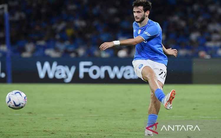 Penyerang Napoli Khvicha Kvaratskhelia menendang bola pada pertandingan sepak bola Serie A Italia Napoli vs Sassuolo pada 27 Agustus 2023 di stadion Diego Armando Maradona di Naples. ANTARA/AFP/FILIPPO MONTEFORTE/pri.
