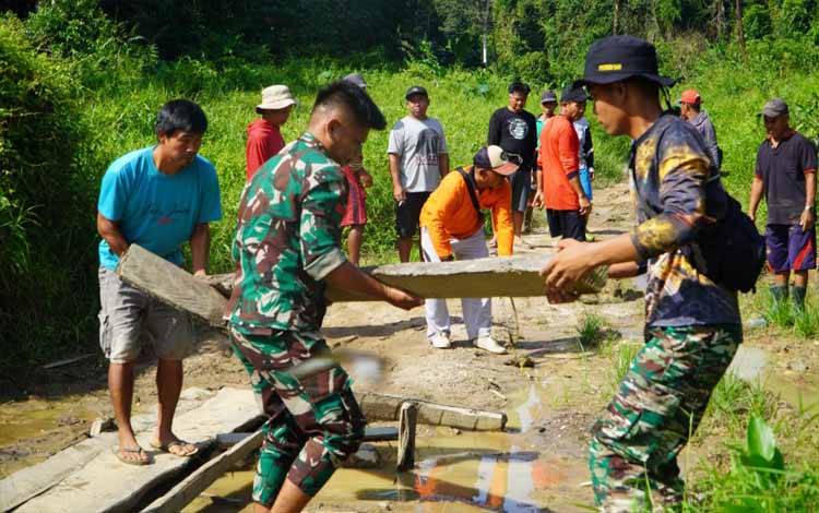 Sejumlah personel TNI dari Kodim 1019 Katingan melakukan perbaikan jalan di Desa Luwuk Kiri, Minggu, 18 Februari 2024