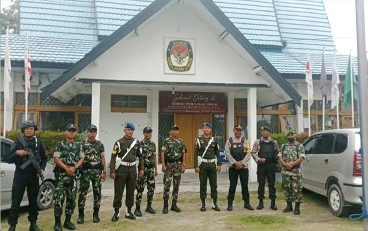 Aparat gabungan TNI/Polri saat patroli ke kantor KPU Kobar.
