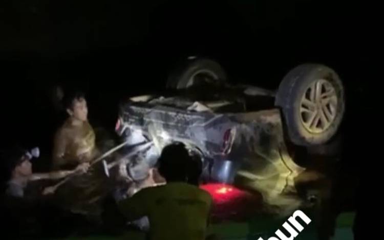 Tampak mobil Terios mengalami kerusakan cukup parah usai insiden terbalik masuk parit. (FOTO: ISTIMEWA)