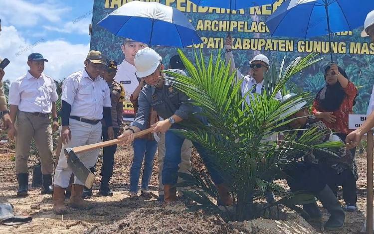Bupati Gunung Mas Jaya S Monong saat mengikuti tanam perdana plasma PT ATA, Senin, 19 Februari 2024. (FOTO: RISKA YULYANA)