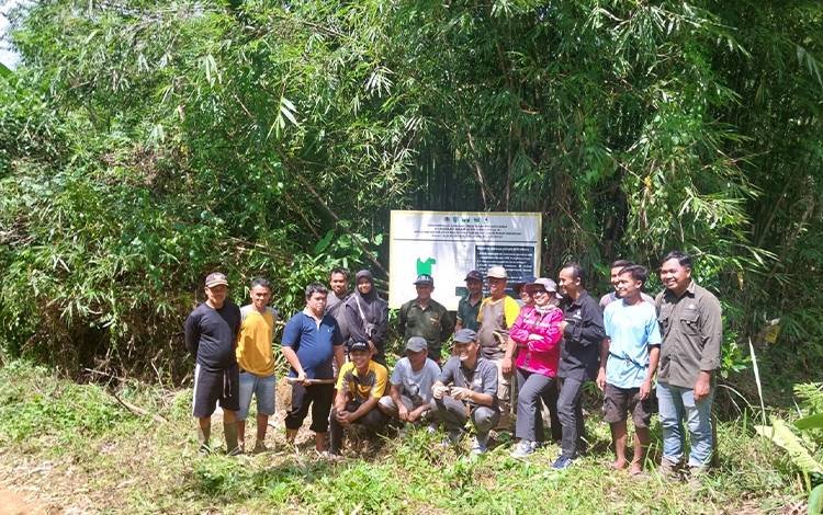 Inisiasi kemitraan bersama Kelompok Tani Hutan Kungkung Jaya, PT SML berikan bantuan plang imbauan dan peringatan. (FOTO: Rilis Sustainability PT SML untuk Borneonews)