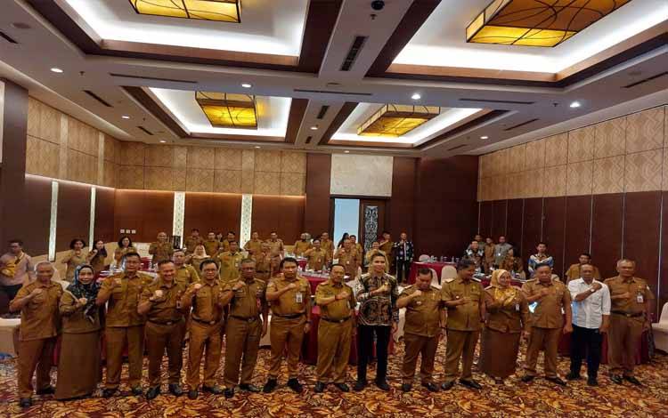 Foto bersama saat Rakor Pengembangan dan Pembinaan Kabupaten/Kota Tanggap Ancaman Narkoba, bertempat di Swiss-Belhotel Danum Palangka Raya, Selasa, 20 Februari 2024. (FOTO:YOAN JOHANES)