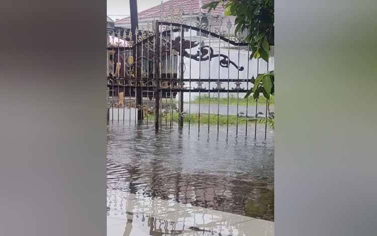 Kondisi halaman depan rumah Adi terlihat genangan air setinggi seperempat tinggi pagar (FOTO : PATHUR)