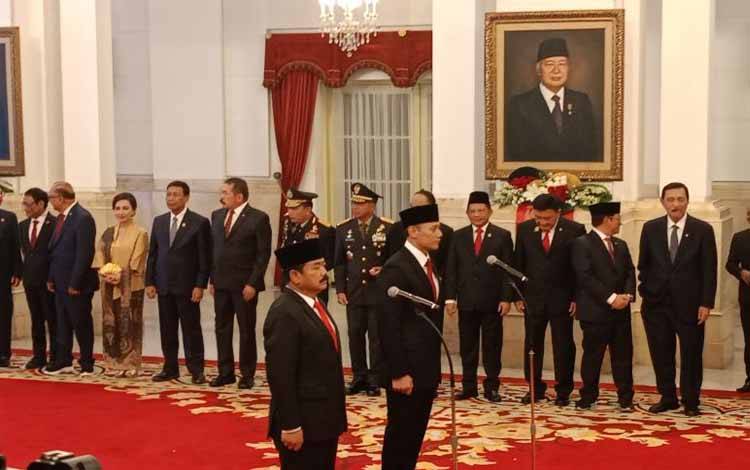 Hadi Tjahjanto dan Agus Harimurti Yudhoyono dilantik sebagai Menteri Koordinator bidang Politik, Hukum dan Keamanan serta Menteri ATR/Kepala BPN oleh Presiden Joko Widodo di Istana Negara, Jakarta, Rabu (21/2/2024). (ANTARA/Rangga Pandu Asmara Jingga)