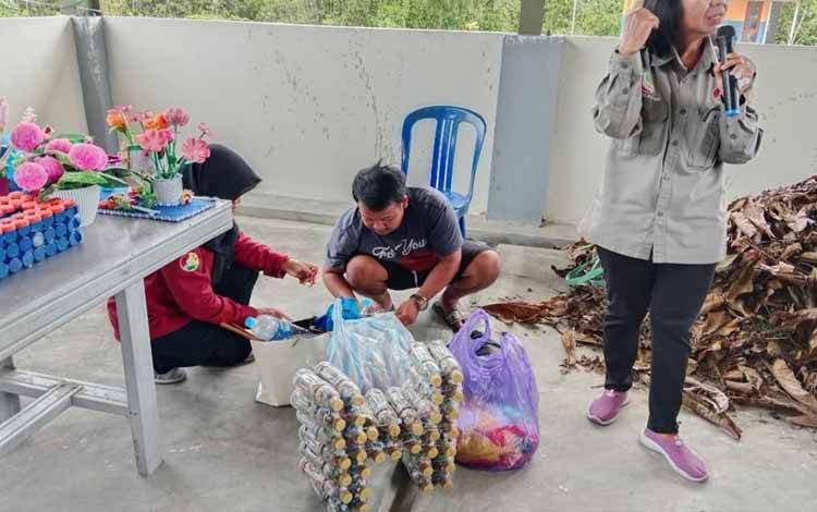 ASN DLH Palangka Raya saat memberikan materi pelatihan pengolahan sampah kepada masyarakat (Foto : DLH Palangka Raya)