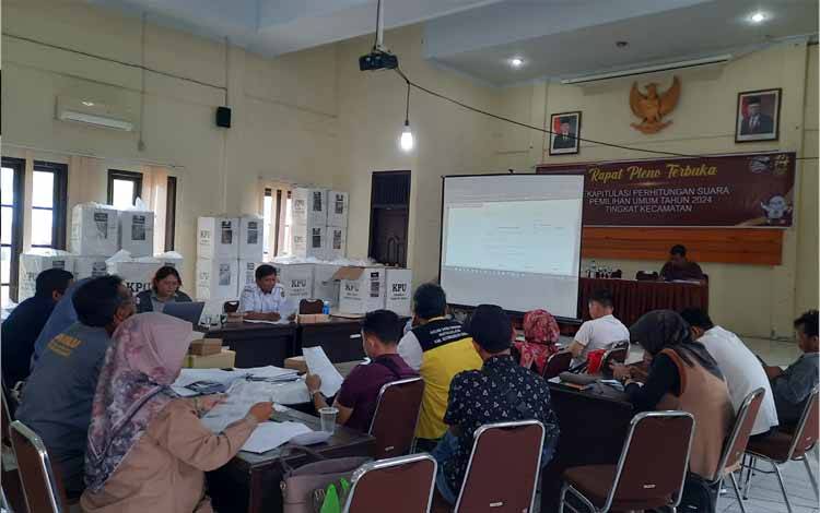 Proses rekapitulasi penghitungan suara di PPK Arut Selatan. (Foto : DANANG)