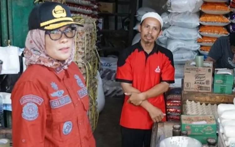 Pj Wali Kota Palangka Raya Hera Nugrahayu saat meninjau harga kebutuhan pokok di pasar besar. (FOTO: Prokom Palangka Raya)
