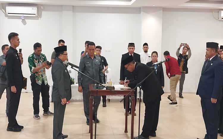 Suasana saat Pj Bupati Kapuas, Erlin Hardi melantik 32 pejabat dalam jabatan manajerial, bertempat di ruang rapat Rujab Bupati Kapuas, Jumat, 23 Februari 2024. (FOTO: DODI)