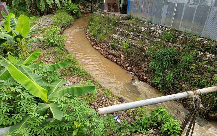 Kondisi Sungai Tauluh di Desa Matabu Kabupaten Barito Timur yang terlihat keruh, Jumat, 23 Februari 2024. (FOTO: BOLE MALO)