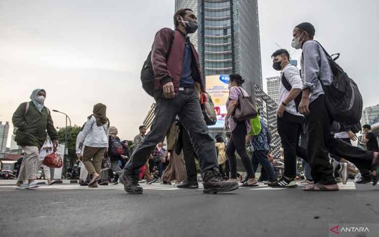 Sejumlah pekerja berjalan sepulang kerja di kawasan Sudirman-Thamrin, Jakarta, Senin (10/10/2022). Berdasarkan data dari Mercer Marsh Benefits, 37 persen karyawan Indonesia mengalami gangguan kesehatan mental (stres) sehari-harinya yang salah satunya terkait kondisi finansial yang lebih buruk dari sebelumnya dikarenakan ketidakpastian ekonomi dan kenaikan harga kebutuhan pokok. (ANTARA FOTO/Muhammad Adimaja /rwa)