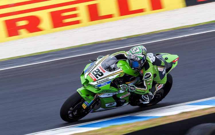 Pembalap Kawasaki Racing Team Alex Lowes saat melakoni sesi latihan bebas World Superbike (WSBK) Australia yang digelar di Sirkuit Phillip Island, Australia, Jumat (23/2/2024). (ANTARA/HO/WSBK)