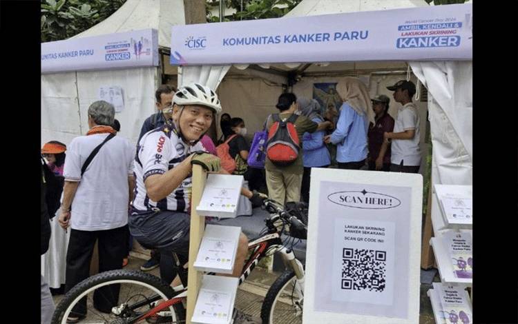 Guru Besar Pulmonologi dan Kedokteran Respirasi Fakultas Kedokteran (FK) Universitas Indonesia (UI) Prof Tjandra Yoga Aditama berpose di lokasi skrining kanker paru pada Hari Bebas Kendaraan Bermotor (HKB) di Jakarta, Minggu (25/2/2024). (ANTARA/HO-Tjandra Yoga Aditama)