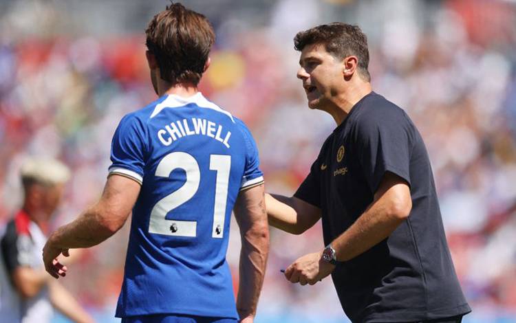 Pelatih Mauricio Pochettino memberi instruksi kepada Ben Chilwell. (AFP/MIKE STOBE)