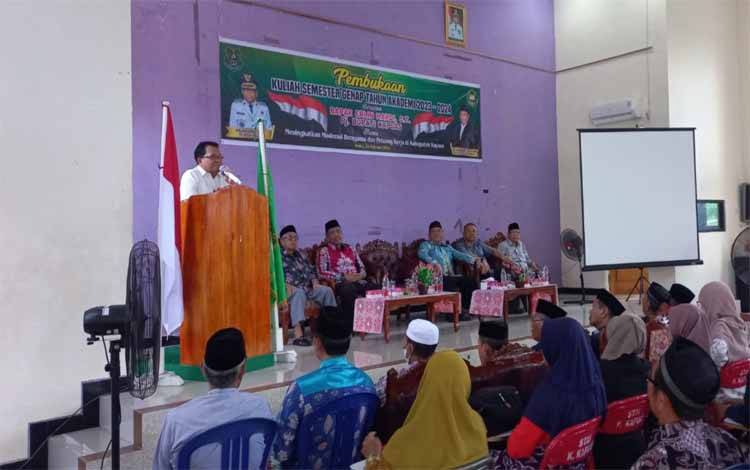Pj Bupati Kapuas, Erlin Hardi saat jadi narasumber pada pembukaan kuliah semester genap di STAI Kuala Kapuas. (FOTO: IST)