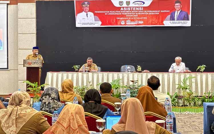 Asisten Administrasi Umum Sekretaris Daerah Kabupaten Seruyan Sugianoor mewakili Pj Bupati Seruyan Djainuddin pada kegiatan Asistensi Penyusunan SAKIP (FOTO : PROKOM SERUYAN)