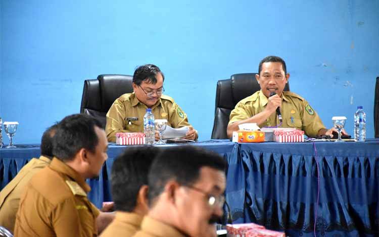 Kepala Dinsos Kapuas, Yanmarto (kiri) saat Rakor dalam verifikasi data P3KE dan DTKS, bertempat di Aula Kantor DPMD, Senin, 26 Februari 2024. (FOTO: IST)