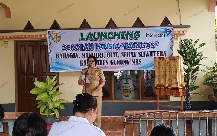 Wakil Bupati Gunung Mas Efrensia L.P Umbing saat membacakan sambutan tertulis Bupati Jaya S Monong saat launching sekolah lansia, Senin, 26 Februari 2024. (FOTO: RISKA YULYANA)